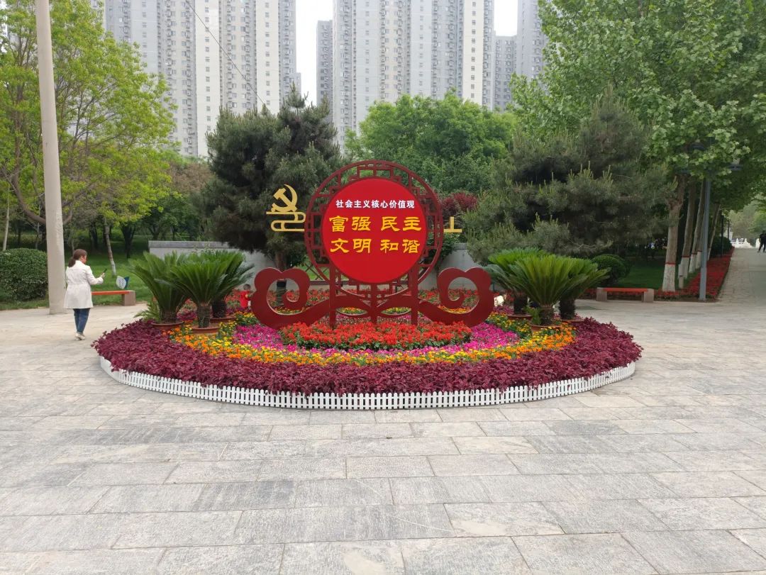 庆五一28座主题花坛扮靓省会